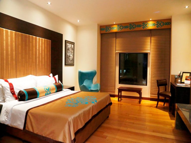 Contemporary-Premier-King-Room-Lalit-Kolkata-768x576-1.jpg